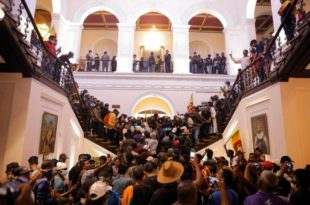 Caos no Sri Lanka: população invade palácio, obriga renúncia do 1º Ministro e presidente foge do país. Veja os vídeos