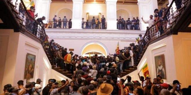 Caos no Sri Lanka: população invade palácio, obriga renúncia do 1º Ministro e presidente foge do país. Veja os vídeos