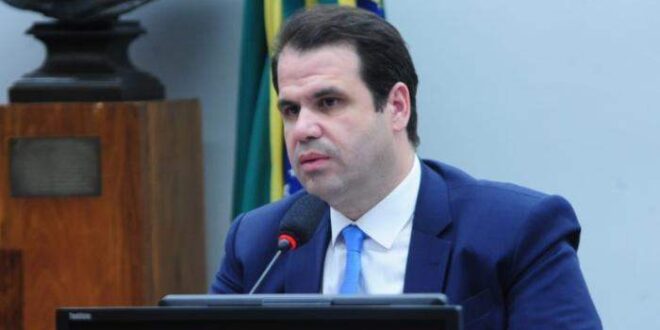 Projeto proíbe que agentes públicos monetizem publicação de conteúdo na internet