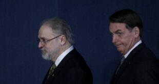 43 procuradores pressionam Aras para investigar Bolsonaro por 'ilícito eleitoral'