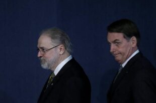 43 procuradores pressionam Aras para investigar Bolsonaro por 'ilícito eleitoral'
