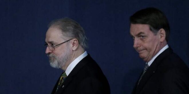 43 procuradores pressionam Aras para investigar Bolsonaro por 'ilícito eleitoral'