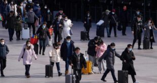 Autoridades chinesas arrombam casas à procura de pessoas com Covid-19