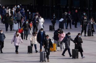 Autoridades chinesas arrombam casas à procura de pessoas com Covid-19