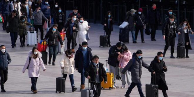 Autoridades chinesas arrombam casas à procura de pessoas com Covid-19