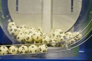 Mulher ganha US$ 146 mil na loteria e compartilha prêmio com desconhecidos
