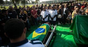 Três vítimas de operação policial no Complexo do Alemão são enterradas neste sábado
