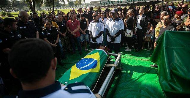 Três vítimas de operação policial no Complexo do Alemão são enterradas neste sábado