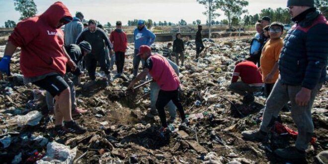 Tesouro em dólares é encontrado enterrado em lixão na Argentina