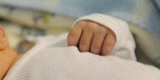 Bebê morre após mãe deixá-la sozinha por uma semana para viajar com namorado