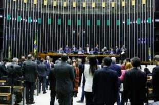 Aras diz que parlamentares usam sistema Justiça para 'tirar algum proveito'