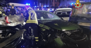 Ferrari desgovernada destrói área de bar e atinge carros estacionados; vídeo