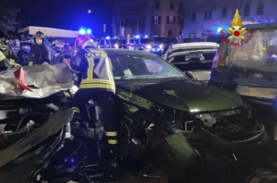 Ferrari desgovernada destrói área de bar e atinge carros estacionados; vídeo