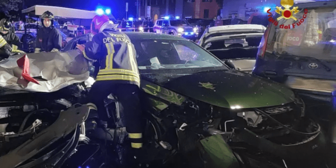Ferrari desgovernada destrói área de bar e atinge carros estacionados; vídeo