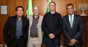 Bolsonaro encontra irmão de petista assassinado e pede desculpa por ter divulgado fake news