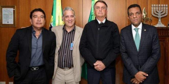 Bolsonaro encontra irmão de petista assassinado e pede desculpa por ter divulgado fake news