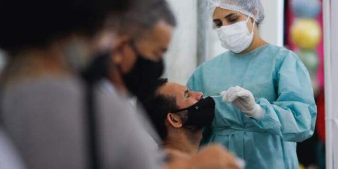 Brasil registra 100.000 casos de covid pela 1ª vez em 4 meses