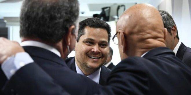 Escândalo- Senado tenta mudar regras para que parlamentares possam se transformar em embaixadores