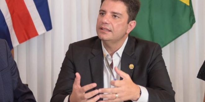 Gladson dobra o valor das diárias dos servidores públicos