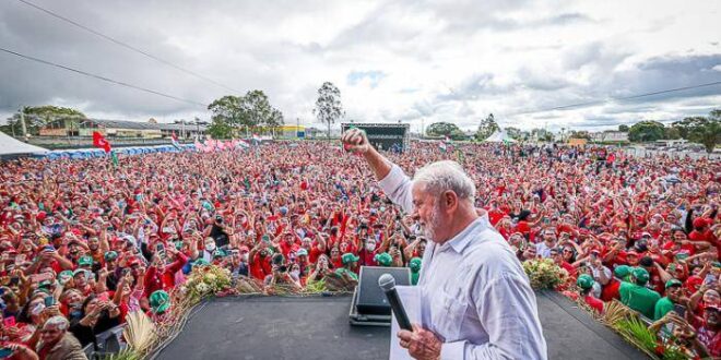 Lula diz que Bolsonaro 'cria caso' com urnas porque sabe que perderá eleição
