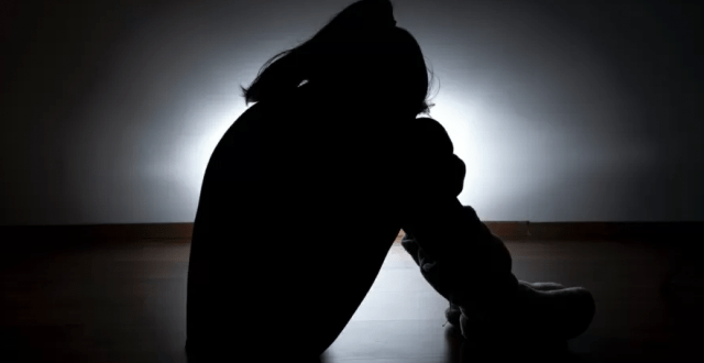 Pai estupra e engravida adolescente e a tira da escola para esconder crime