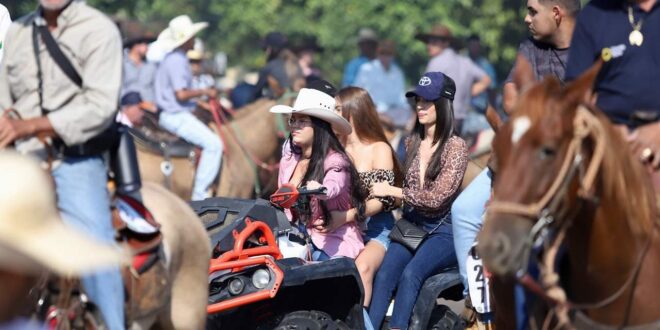 Cavalgada leva centenas de pessoas para a Via Chico Mendes, em Rio Branco