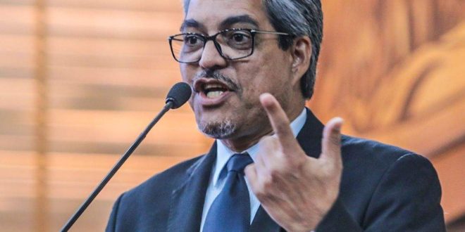 Edvaldo Magalhães diz que preço das passagens aéreas para municípios isolados aumentou 50% e critica governo por abandonar programa de subsídio