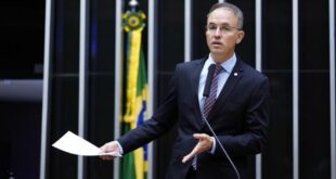 PGR é acionada por Leo de Brito para investigar ministro da Saúde por vacinas vencidas