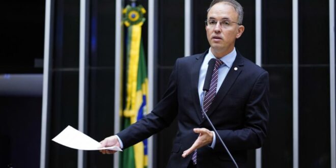 PGR é acionada por Leo de Brito para investigar ministro da Saúde por vacinas vencidas