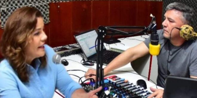 "Vamos valorizar e tratar com respeito os servidores públicos", disse a pré-candidata Mara Rocha em entrevista na Rádio Dimensão em Sena Madureira.