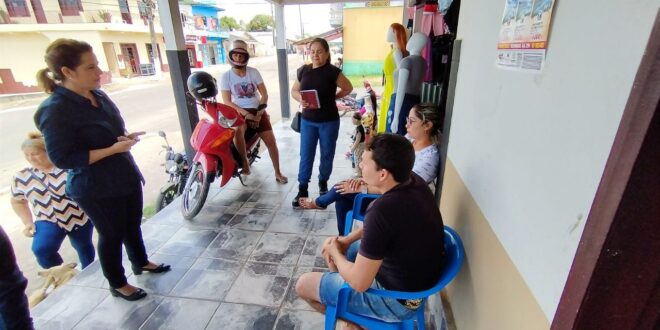 Mara Rocha faz caminhada em Rodrigues Alves fala de obras do MDB na gestão de Sebastião Correia e recebe apoio de comerciantes locais