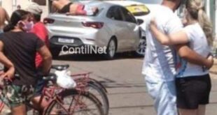 Carro invade faixa preferencial e bate em motociclista em Rio Branco; vídeo impressiona
