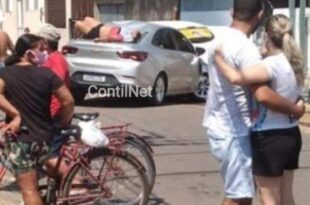 Carro invade faixa preferencial e bate em motociclista em Rio Branco; vídeo impressiona