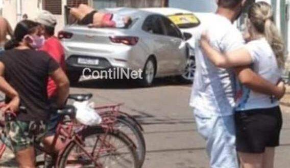Carro invade faixa preferencial e bate em motociclista em Rio Branco; vídeo impressiona