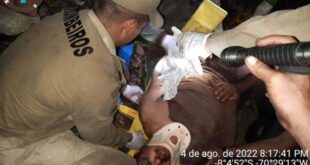 Árvore cai em cima de homem e bombeiros realizam resgate no AC; confira vídeo