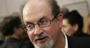 Escritor Salman Rushdie é esfaqueado no pescoço em Nova York
