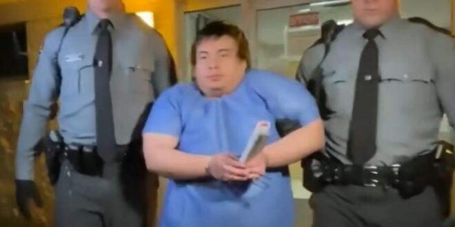 EUA homem mata a mãe com martelo e atropela multidão
