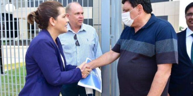 Mara Rocha entrega seu plano de governo ao TRE