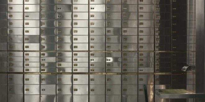 Homem invade banco no Líbano e vira herói, em meio à crise econômica