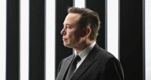Mãe de Elon Musk dorme na garagem quando visita filho bilionário