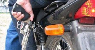Dupla em moto atinge com três tiros jovem que estava na frente de casa, em Rio Branco