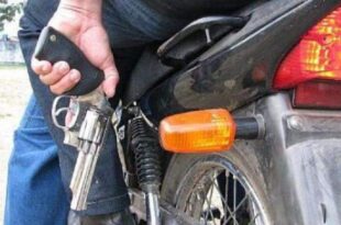 Dupla em moto atinge com três tiros jovem que estava na frente de casa, em Rio Branco