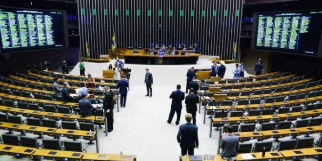 Câmara aprova projeto que regulamenta a profissão de condutor de ambulância