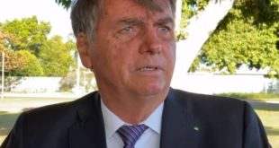 Bolsonaro se irrita em entrevista e grita com equipe