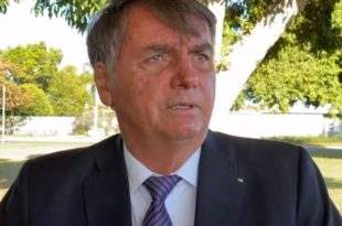 Bolsonaro se irrita em entrevista e grita com equipe