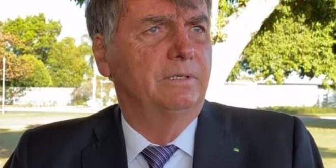 Bolsonaro se irrita em entrevista e grita com equipe