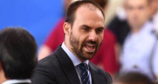 Eduardo Bolsonaro xinga e tenta intimidar ex-secretário no interior de SP