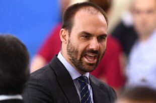 Eduardo Bolsonaro xinga e tenta intimidar ex-secretário no interior de SP