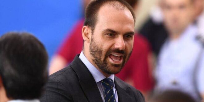 Eduardo Bolsonaro xinga e tenta intimidar ex-secretário no interior de SP