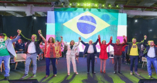 Em aceno ao centro, comício de Lula em SP tem verde-amarelo e bandeira do Brasil